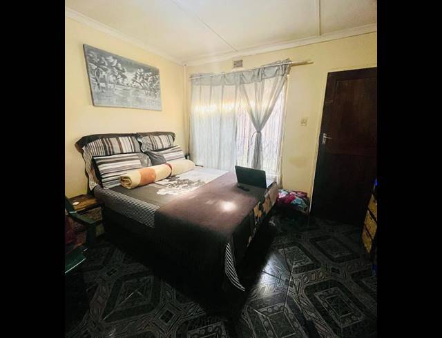 5 BEDROOM HOUSE FOR SALE IN UMLAZI BB